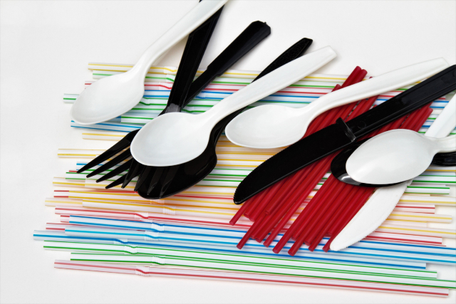 Des ustensiles en plastique