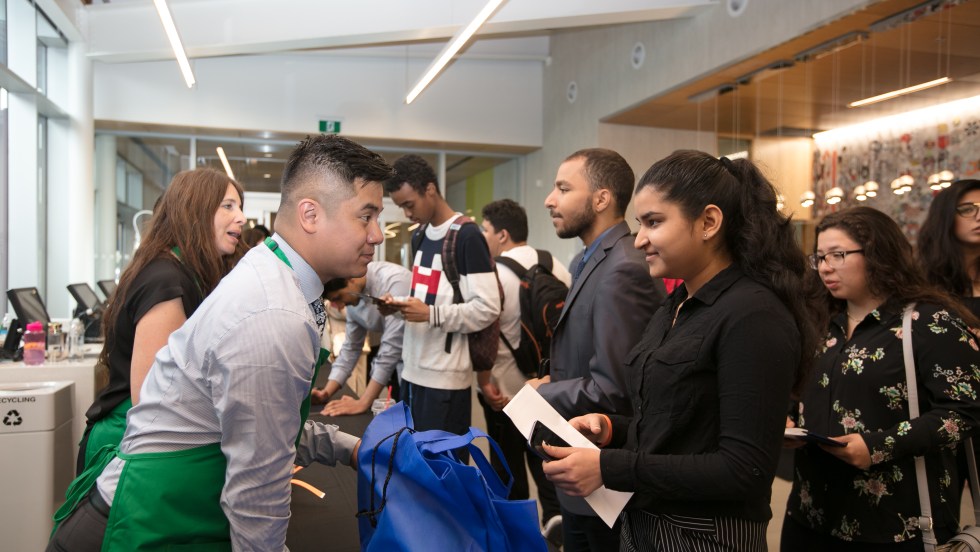 Une importante tranche des 15 à 29 ans, qui n'ont ni diplôme ni formation, se cherche de l'emploi au Québec.