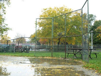 La clôture du terrain de balle du parc du Pélican montre des signes d'usure.