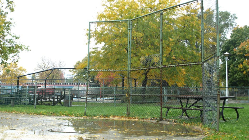 La clôture du terrain de balle du parc du Pélican montre des signes d'usure.