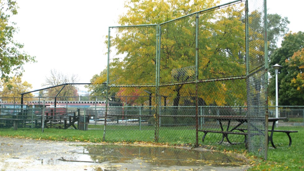 La clôture du terrain de balle du parc du Pélican montre des signes d'usure.