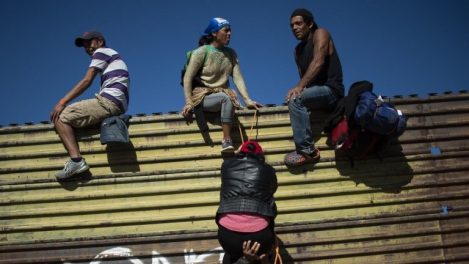 Plusieurs clandestins franchissent la frontière américano-mexicaine,