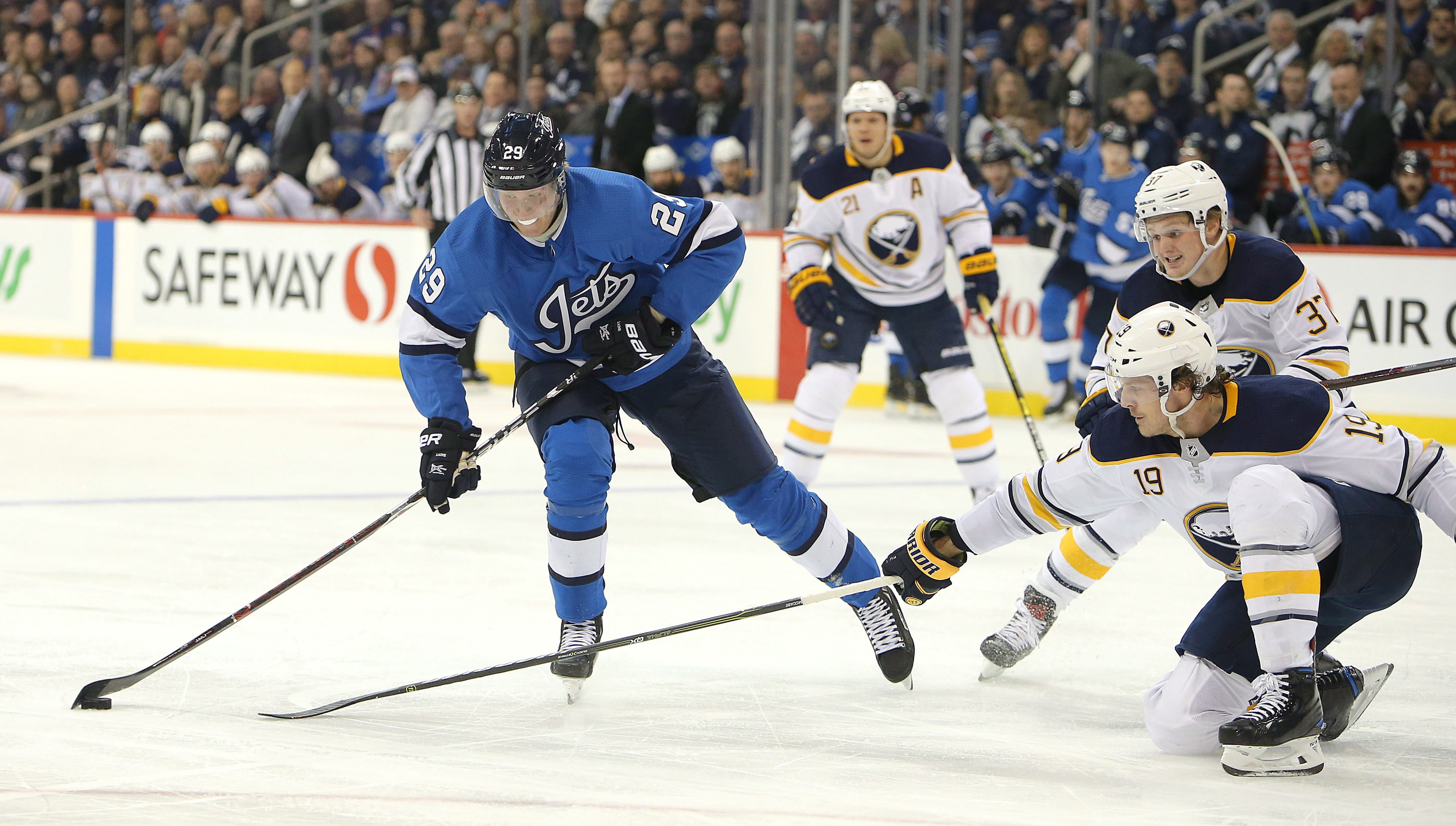 Patrick Laine (à gauche)