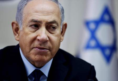 Benjamin Netanyahu, premier ministre d'Israël, devant un drapeau israélien.