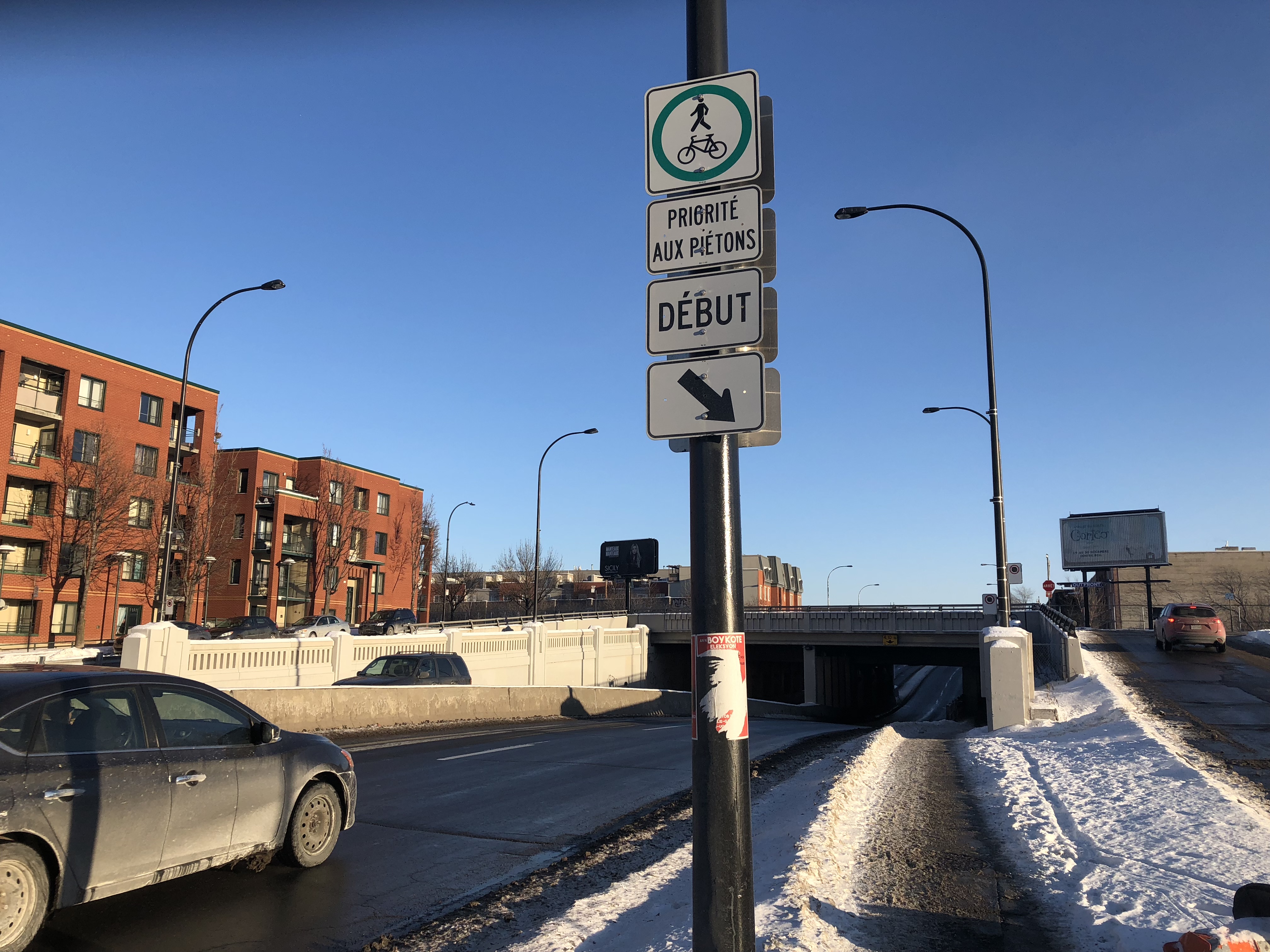La piste cyclable temporaire est toujours en place sur les trottoirs du viaduc Saint-Denis.