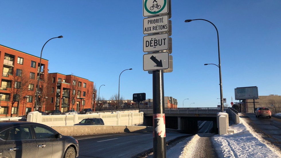 La piste cyclable temporaire est toujours en place sur les trottoirs du viaduc Saint-Denis.
