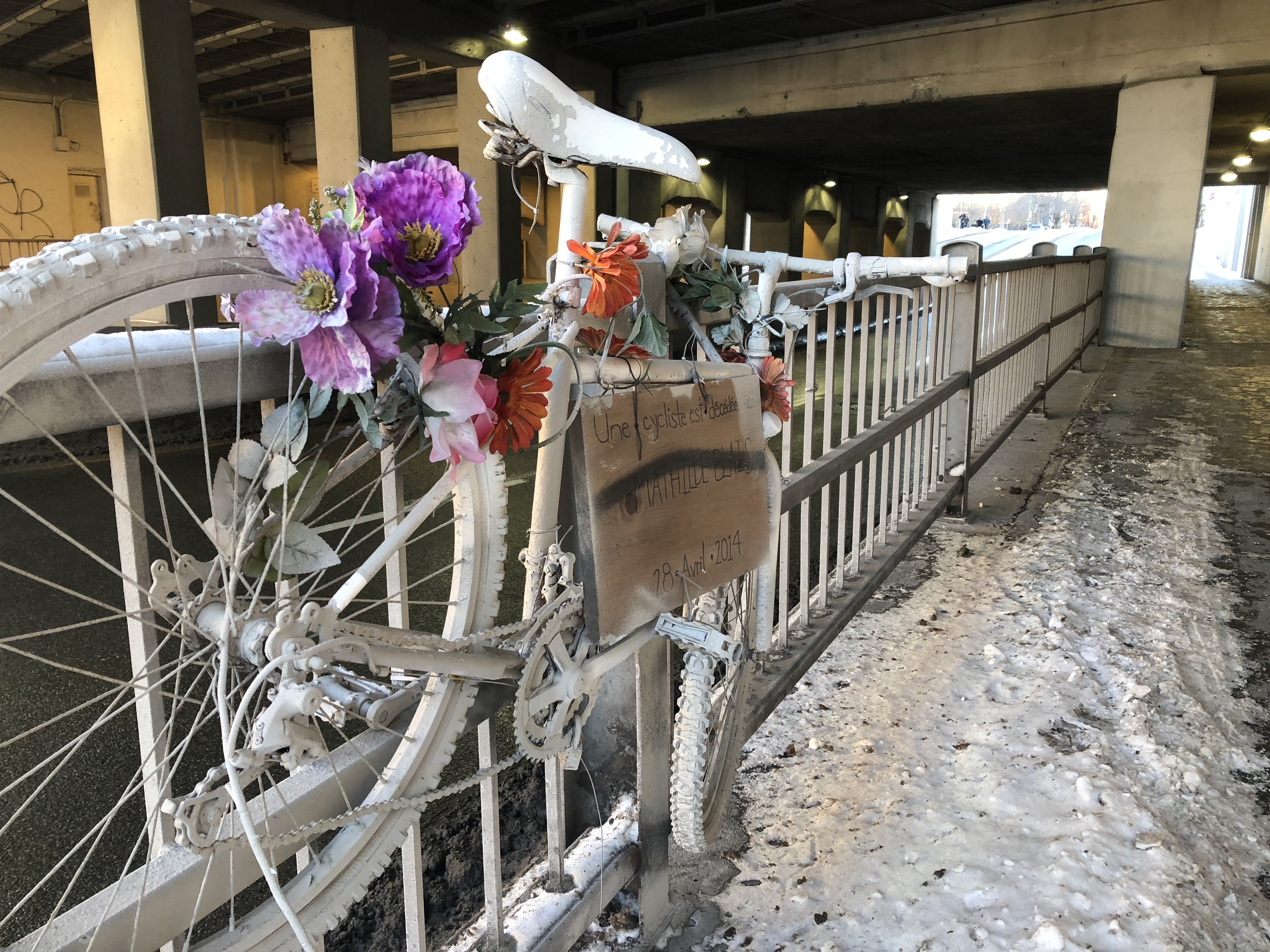 Le v&eacute;lo blanc &agrave; la m&eacute;moire de Mathilde Blais.
