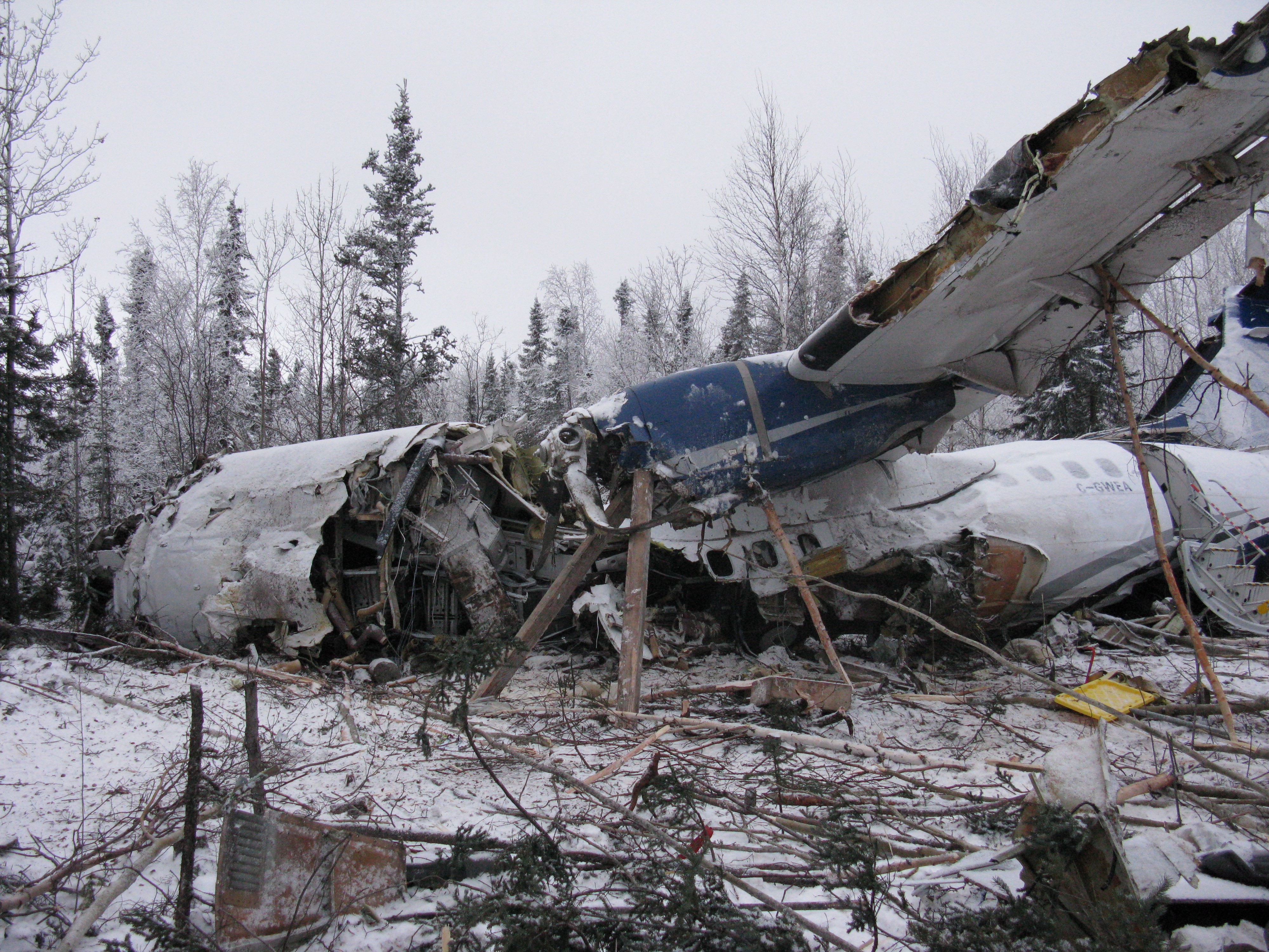 Пассажирские авиакатастрофы. Разбитый самолет в лесу.