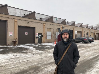 Jonathan Villeneuve, président des Ateliers Belleville, veut sauvegarder les locaux d'artistes.