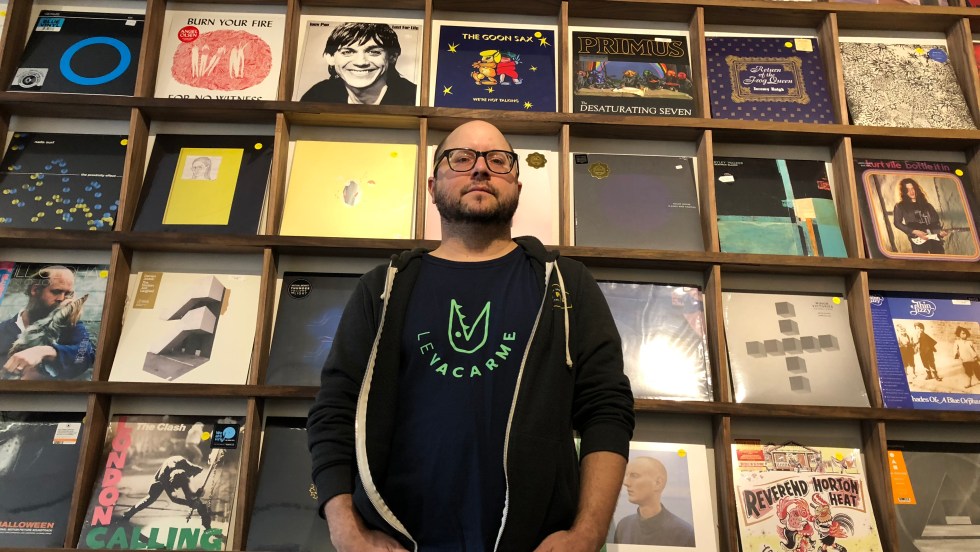 Jean-François Rioux a récemment ouvert une boutique pour les amateurs de rock indépendant sur la Plaza St-Hubert.