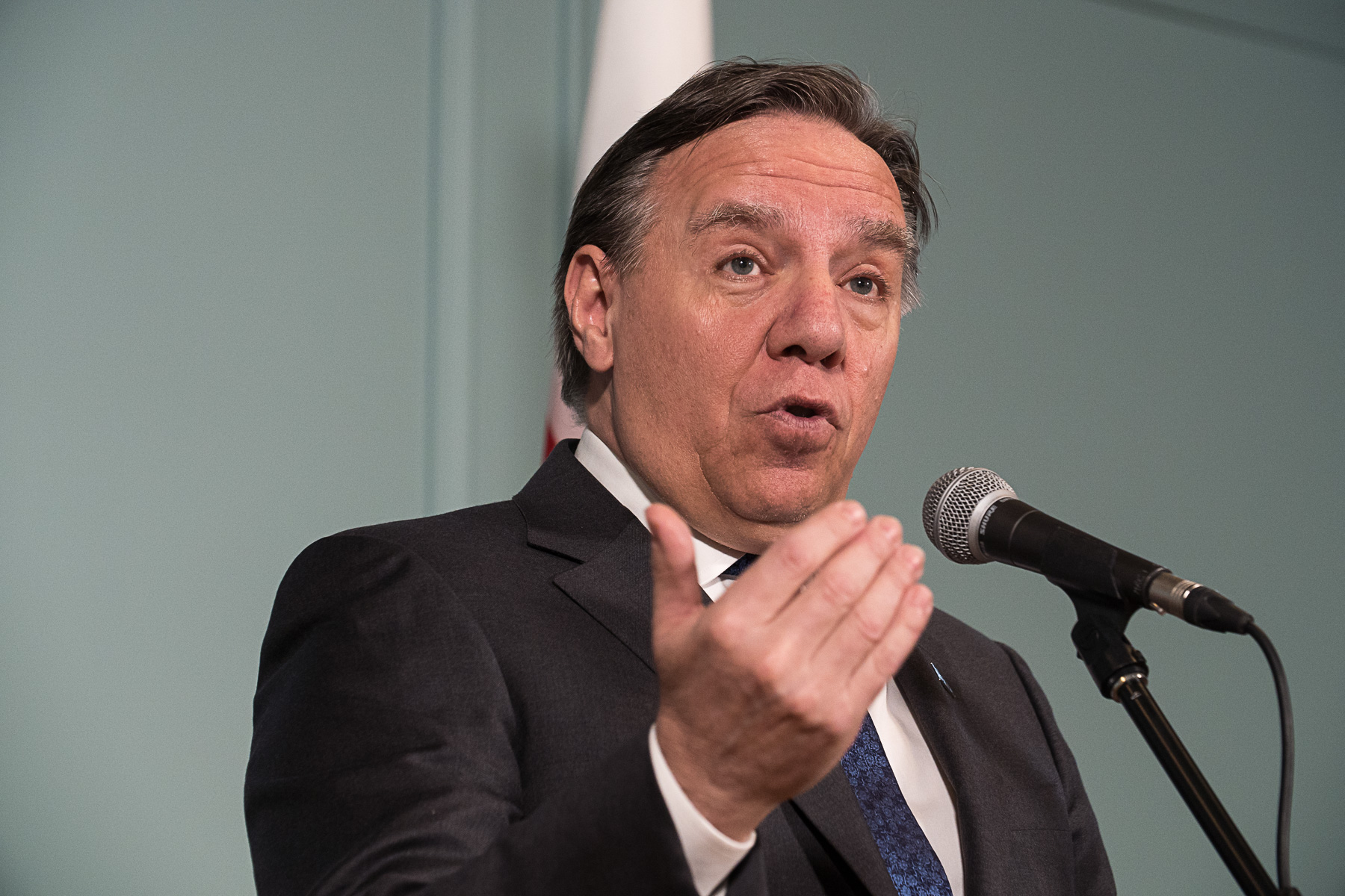 François Legault ordonne la fermeture des restaurants. Pour les élèves, il n'y aura pas d'école jusqu'au début mai.