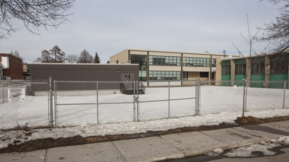 Des unités préfabriquées avaient été construites afin de répondre au manque d'espaces pour les élèves.