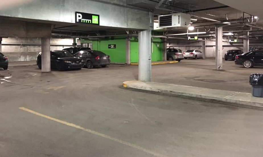 Selon les images publiées sur internet par une citoyenne, peu d'automobilistes ont choisi de se stationner dans les stationnements souterrains la veille de Noël.