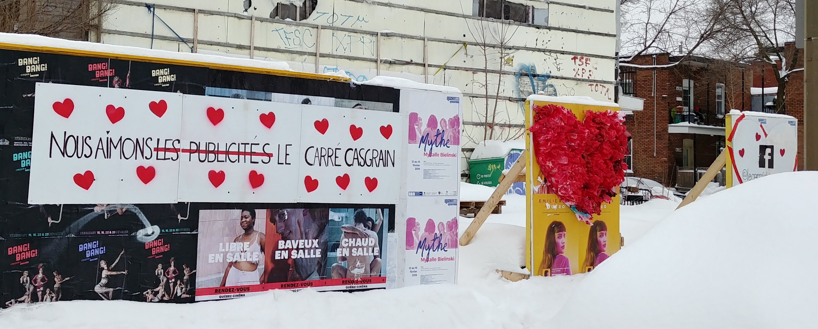 Des citoyens ont d&eacute;cor&eacute; les panneaux publicitaires le jour de la St-Valentin.