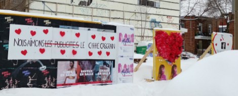 Des citoyens ont décoré les panneaux publicitaires le jour de la St-Valentin.