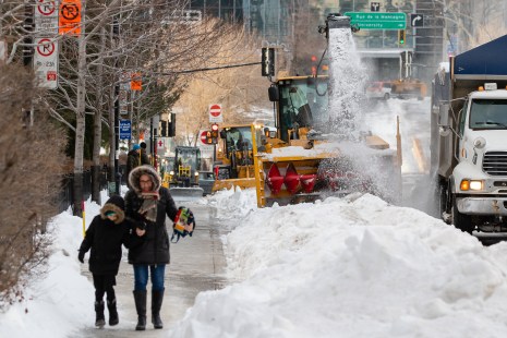 Une opération de déneigement et de chargement de neige à Montréal en février 2019