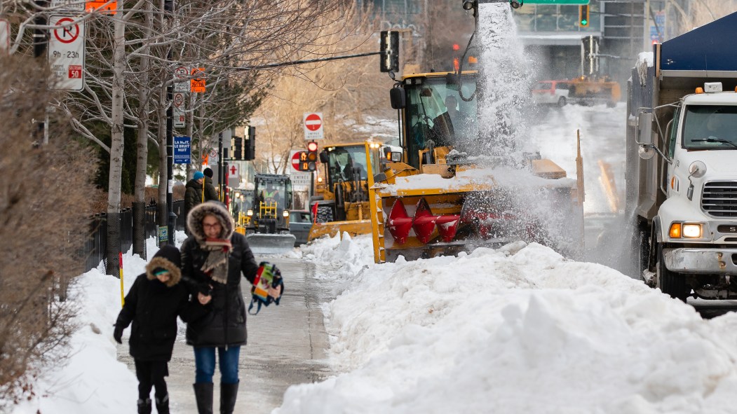 Une opération de déneigement et de chargement de neige à Montréal en février 2019