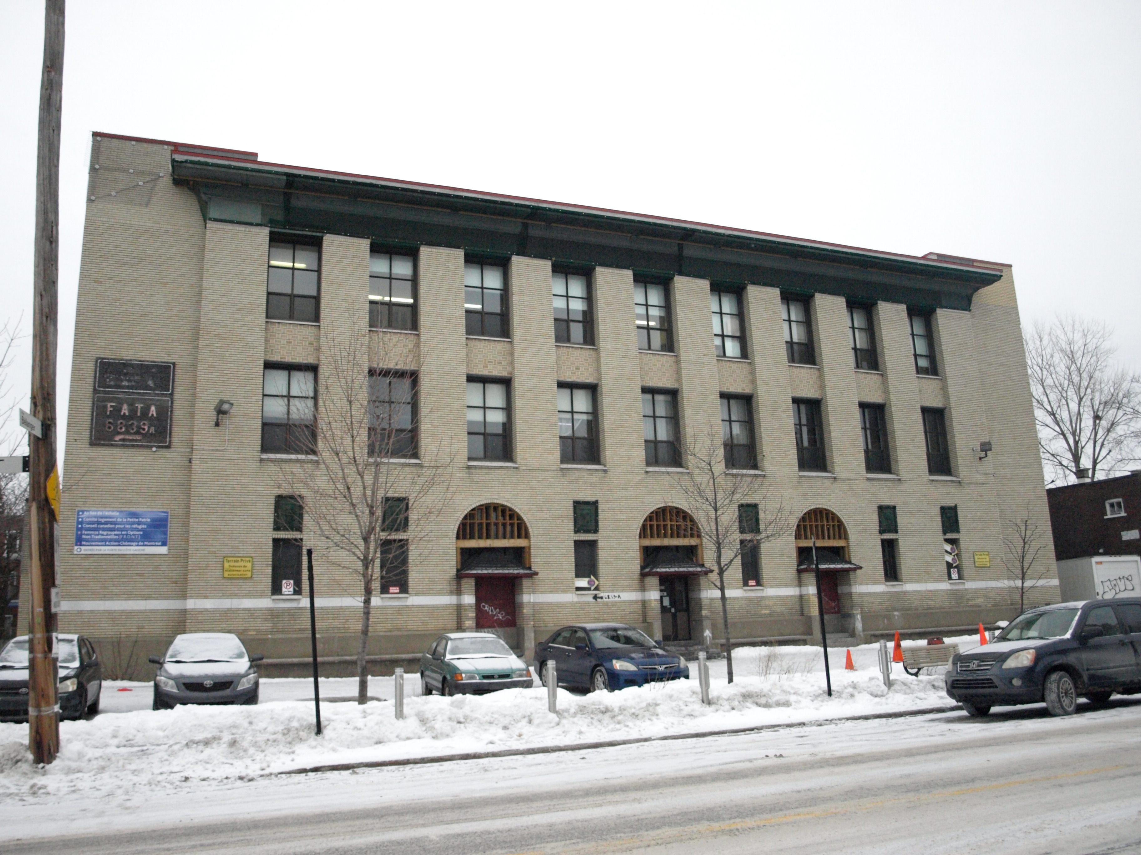 Le bâtiment du 6839, rue Drolet, fut une école construite en 1925, puis reconvertie en locaux pour les organismes communautaires depuis près de 50 ans.