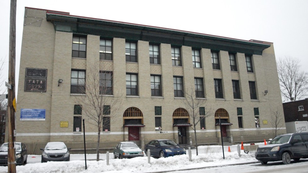 Le bâtiment du 6839, rue Drolet, fut une école construite en 1925, puis reconvertie en locaux pour les organismes communautaires depuis près de 50 ans.