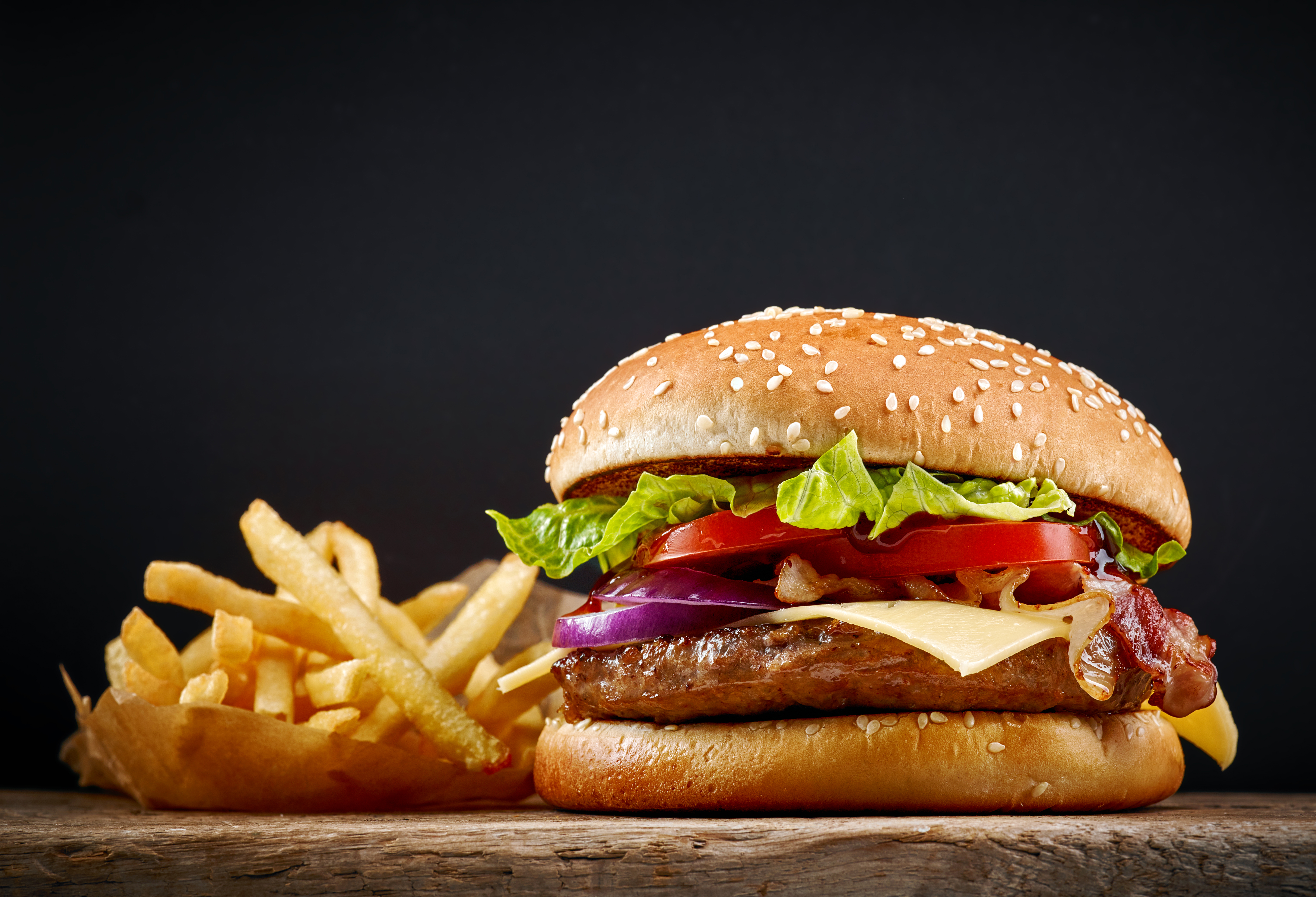 Une hamburger avec des frites.