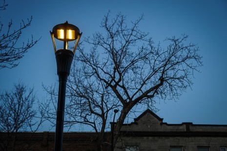 Un lampadaire à ampoule DEL