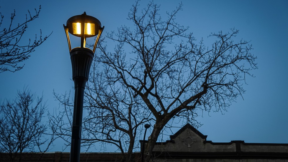 Un lampadaire à ampoule DEL