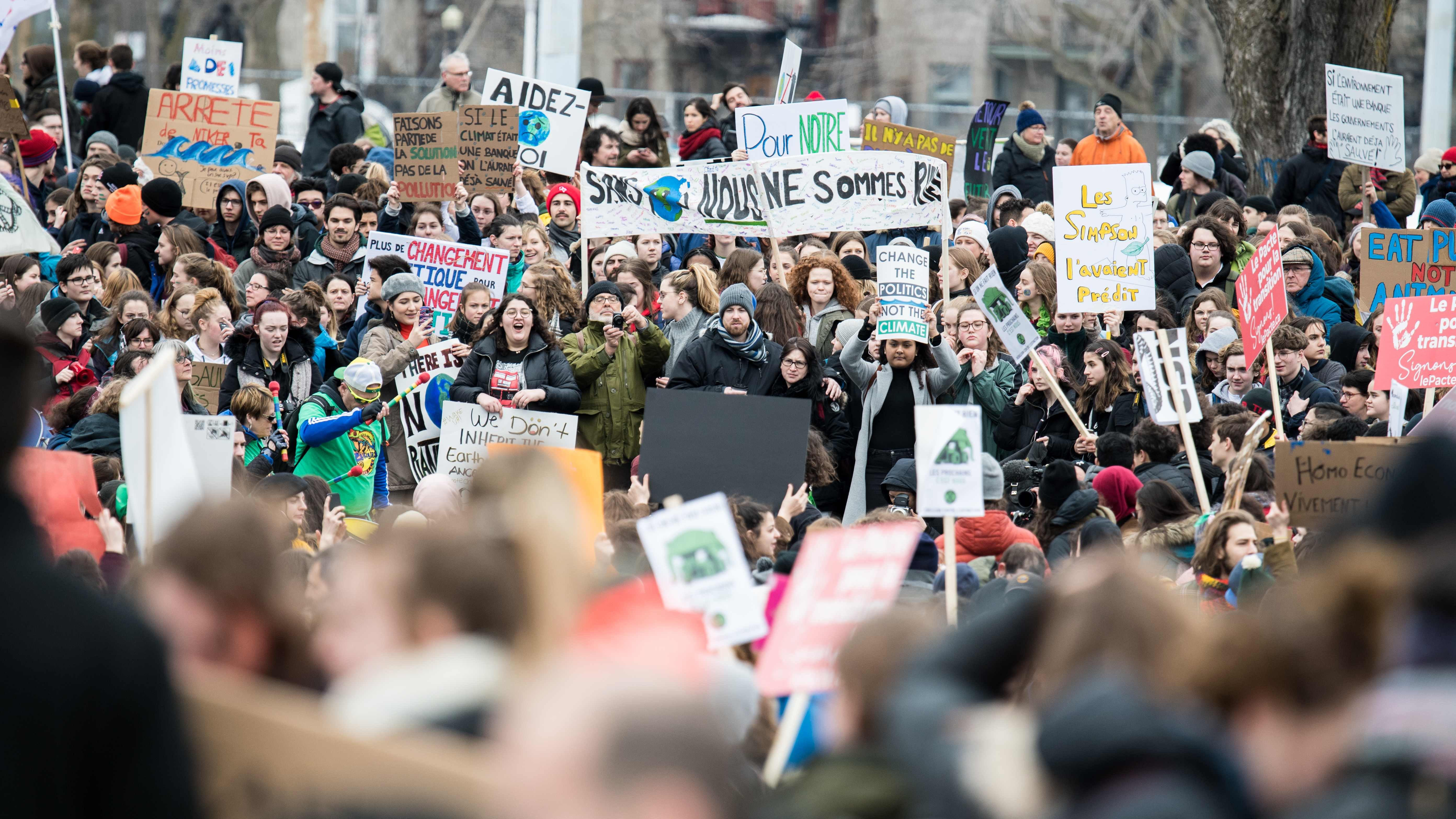 Plusieurs centaines de jeunes se sont réunis pour un sommet climatique au siège de l'ONU.
