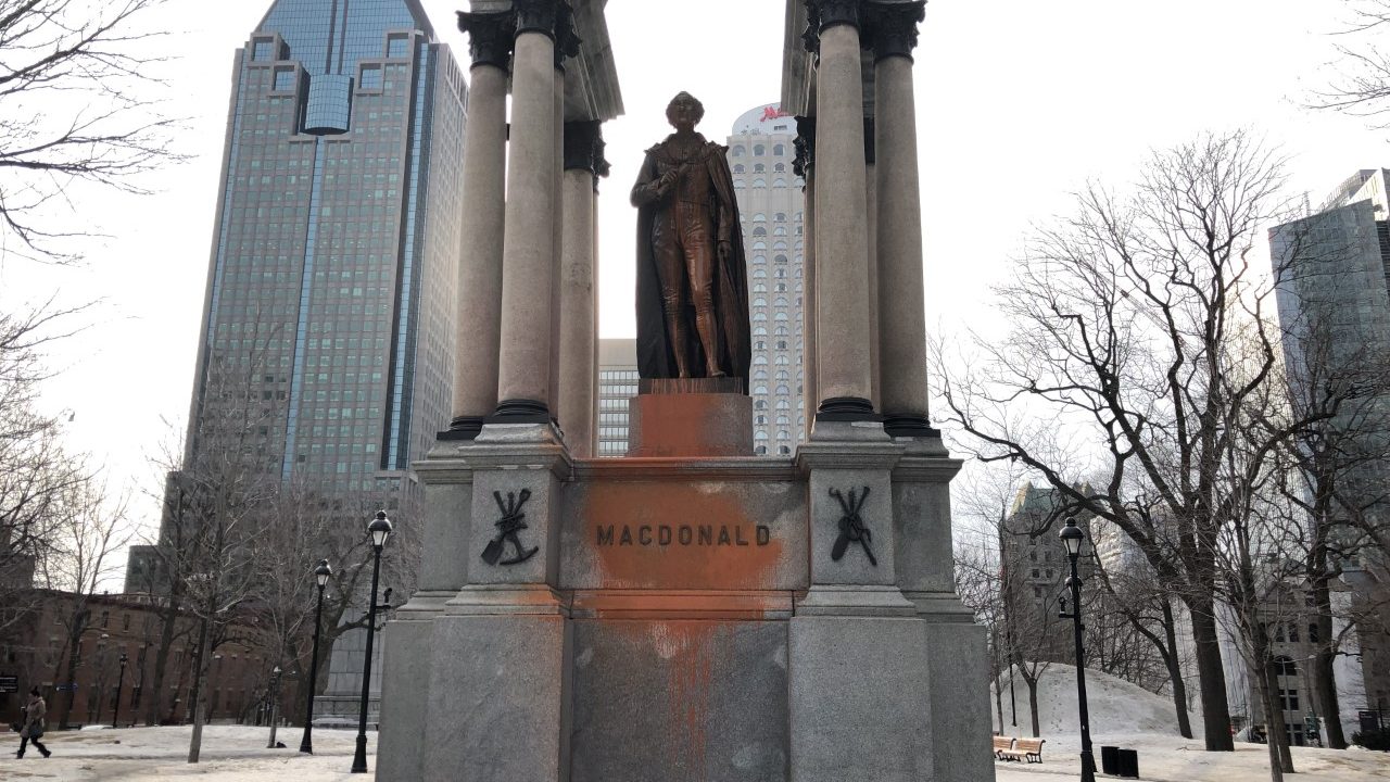 Déboulonnée depuis, la statue de John A. Macdonald a souvent été vandalisée.