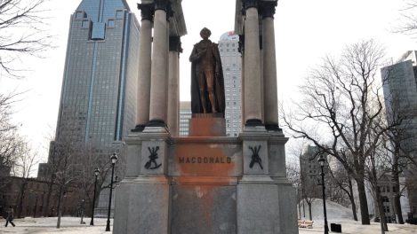 Déboulonnée depuis, la statue de John A. Macdonald a souvent été vandalisée.