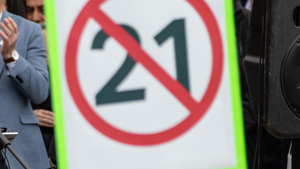 Une affiche avec le symbole dinterdiction sur le chiffre 21
