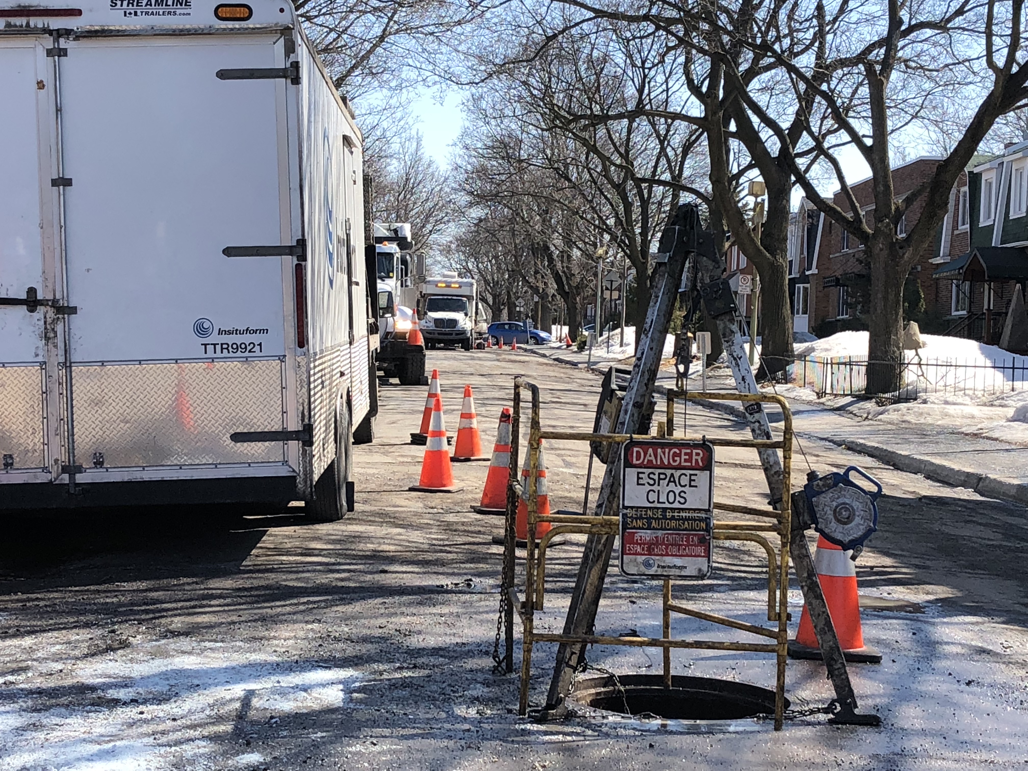 Les odeurs de produit chimique liées aux travaux de canalisation étaient perceptibles sur la voie publique au passage du Journal de Rosemont – La Petite-Patrie.