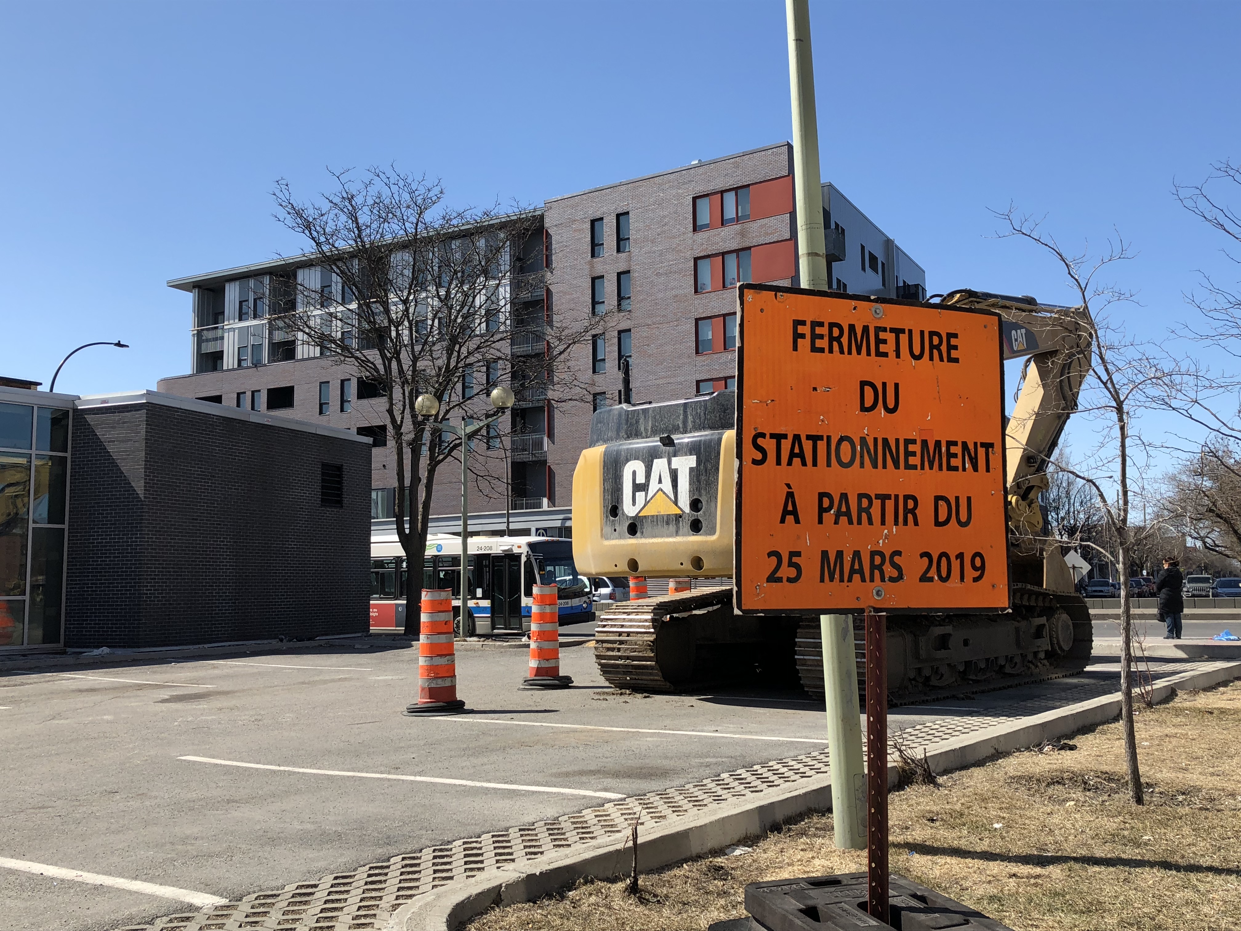 La STM a emménagé sur le stationnement pour y entreposer son matériel de construction.