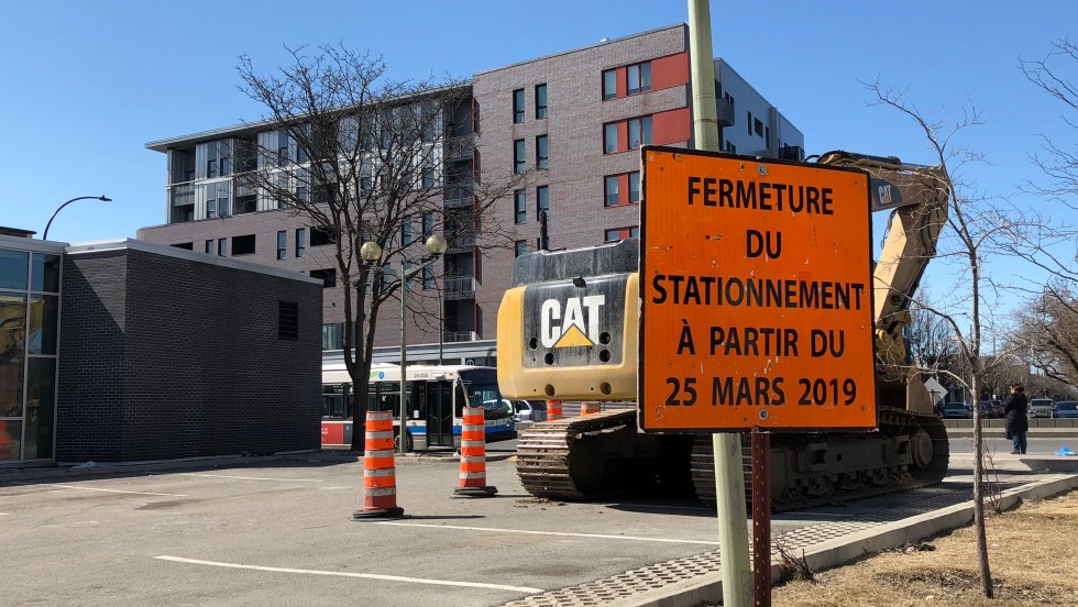 La STM a emménagé sur le stationnement pour y entreposer son matériel de construction.