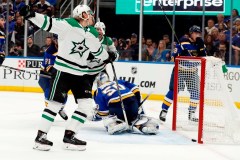 Les Stars remettent les pendules à l&rsquo;heure en battant les Blues 4-2 à St. Louis