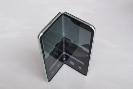 samsung galaxy fold smartphone téléphone intelligent