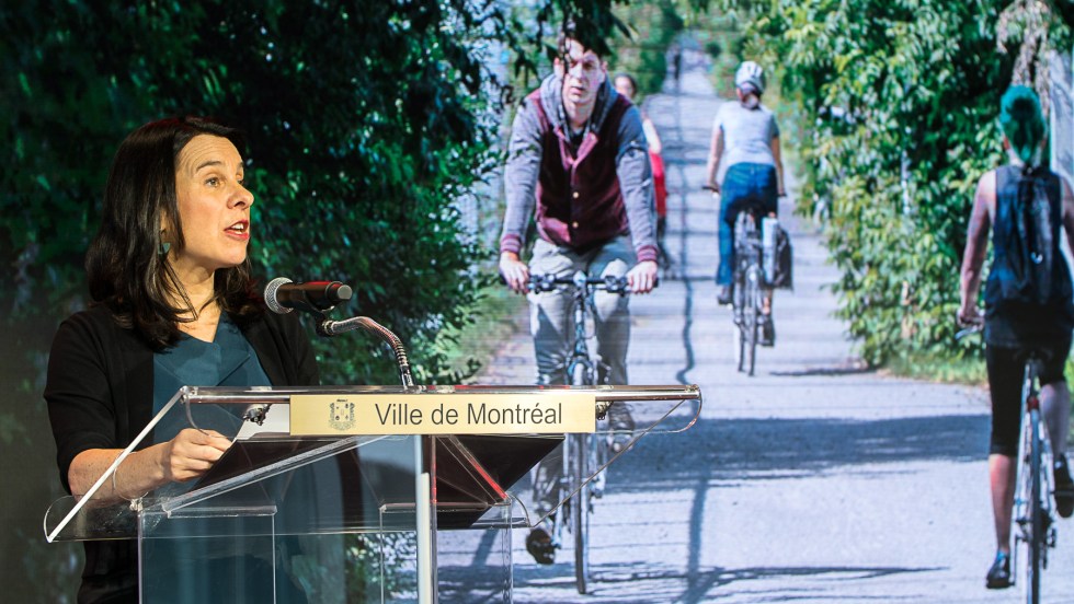 La mairesse Valérie Plante devant une affiche montrant le Réseau express vélo.