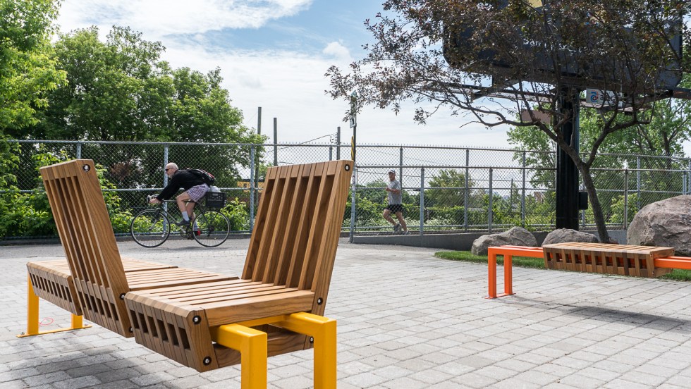 L’Arrondissement veut favoriser le bois et le métal dans le mobilier de ses parcs.