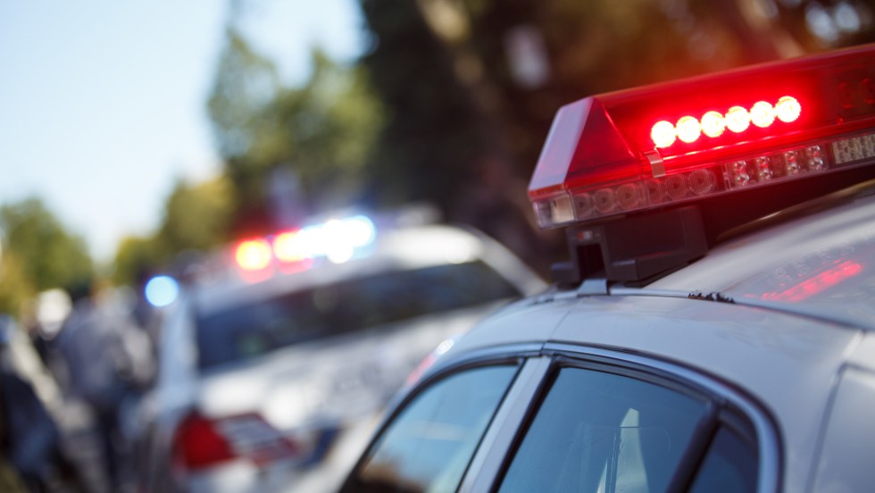 Un homme a perdu la vie mardi après-midi après être demeuré coincé sous son tracteur à gazon à son domicile de Saint-Pierre-les-Becquets, dans le Centre-du-Québec.