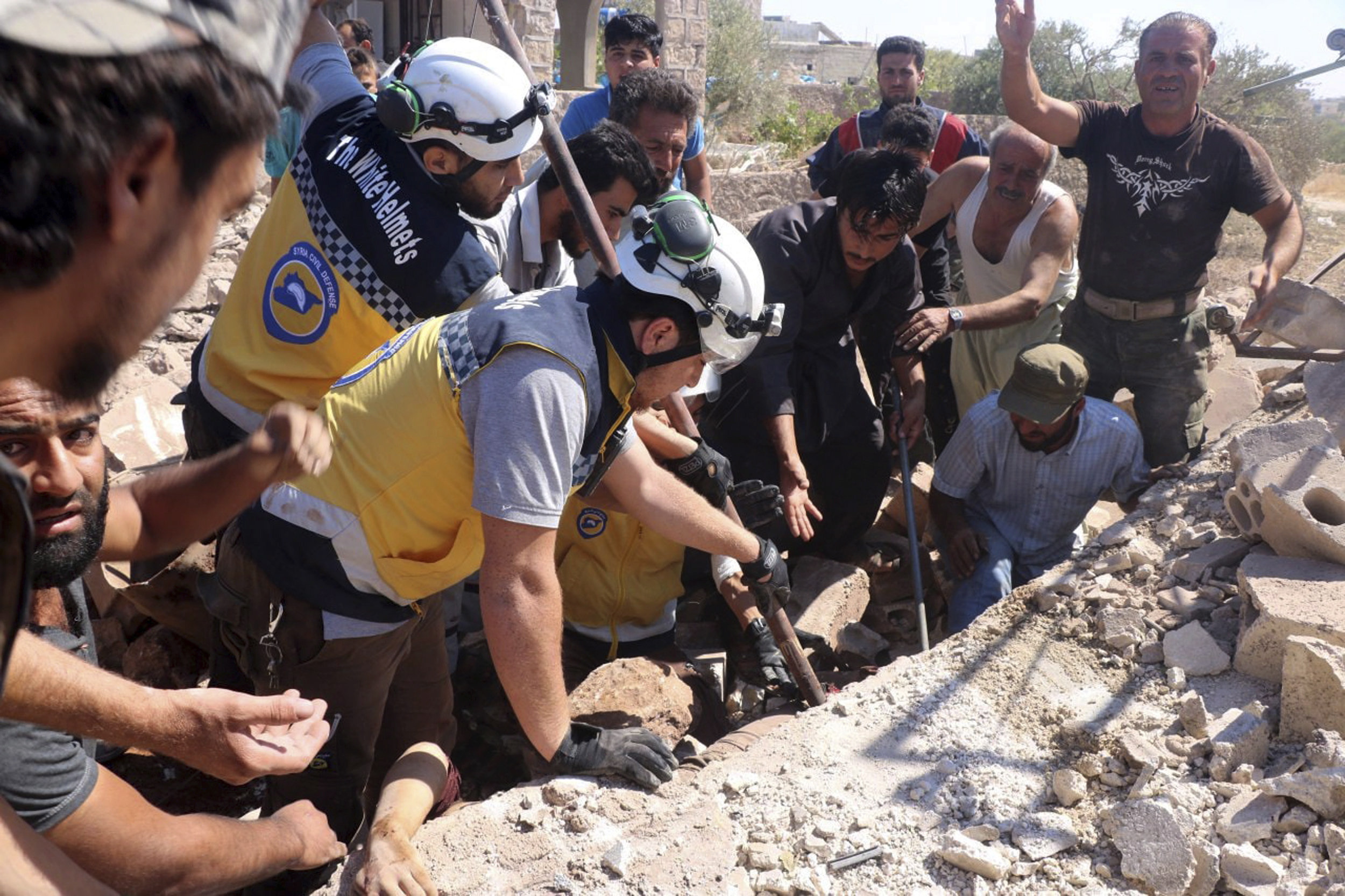 Des Casques blancs de la Défense civile syrienne au sein de ruines