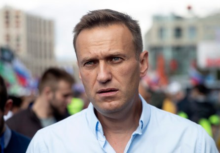Alexeï Navalny, principal opposant de Vladimir Poutine, devant une foule.