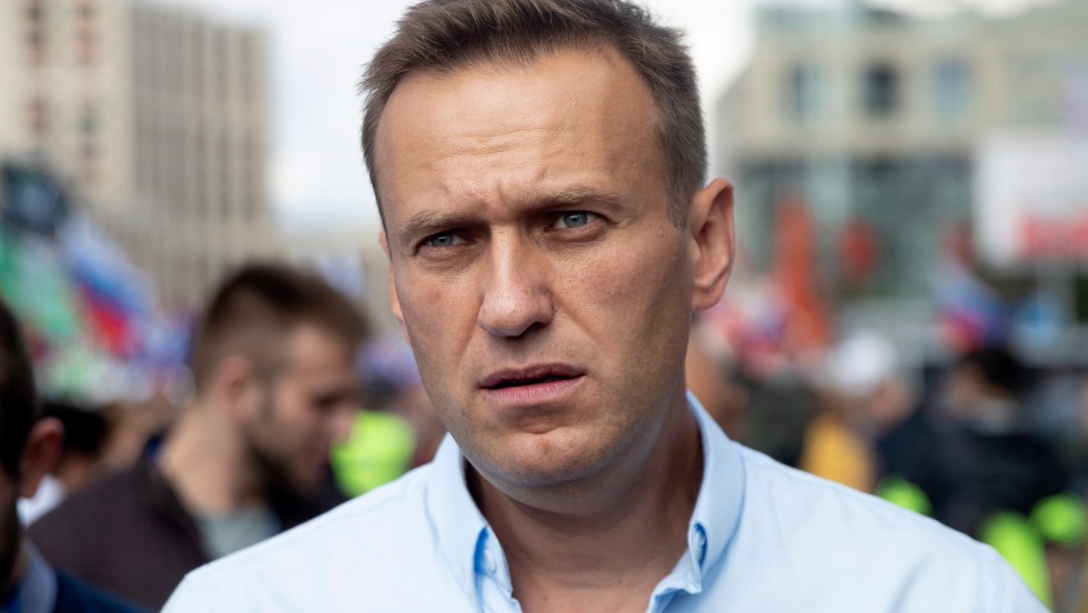 Alexeï Navalny, principal opposant de Vladimir Poutine, devant une foule.