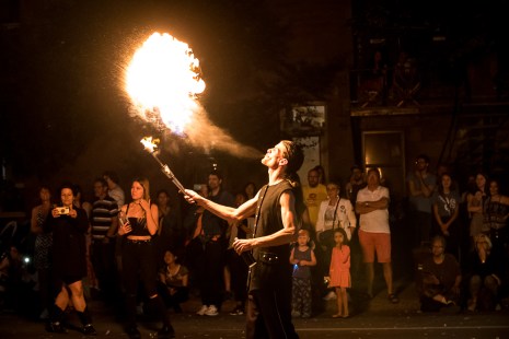 Un cracheur de feu s'exerce à son art pendant le défilé de la Fête nationale, à Montréal, en 2019