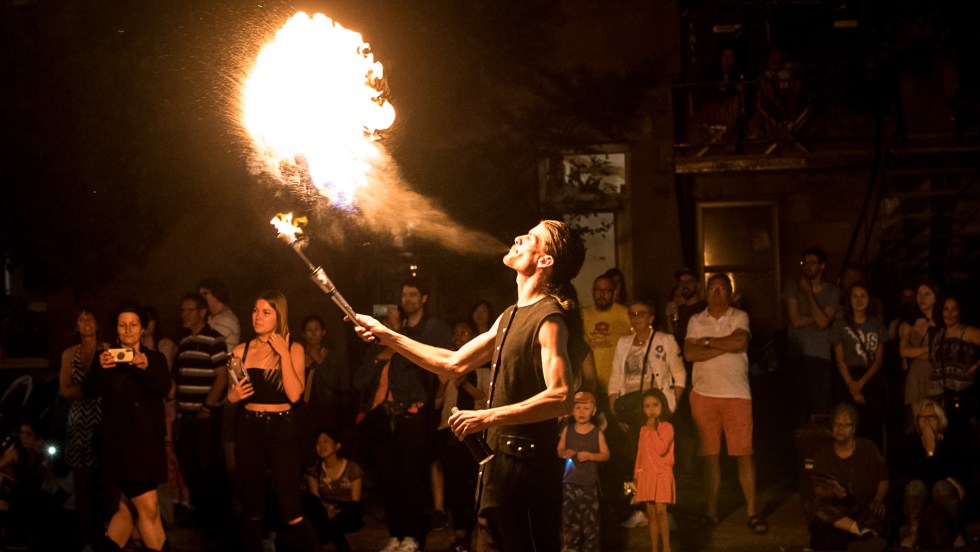 Un cracheur de feu s'exerce à son art pendant le défilé de la Fête nationale, à Montréal, en 2019