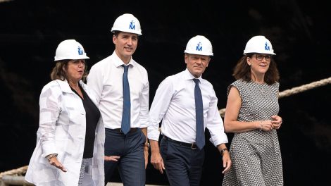 Sylvie Vachon, PDG du Port de Montréal, en compagnie de Justin Trudeau, premier ministre du Canada, et Donald Tusk, président du Conseil européen