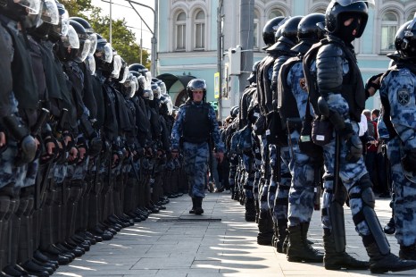 Des militaires de la Garde nationale russe lors d'une manifestation de l'opposition à Moscou.