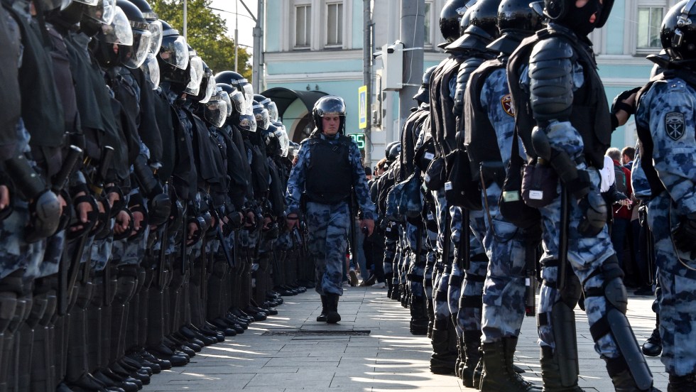 Des militaires de la Garde nationale russe lors d'une manifestation de l'opposition à Moscou.