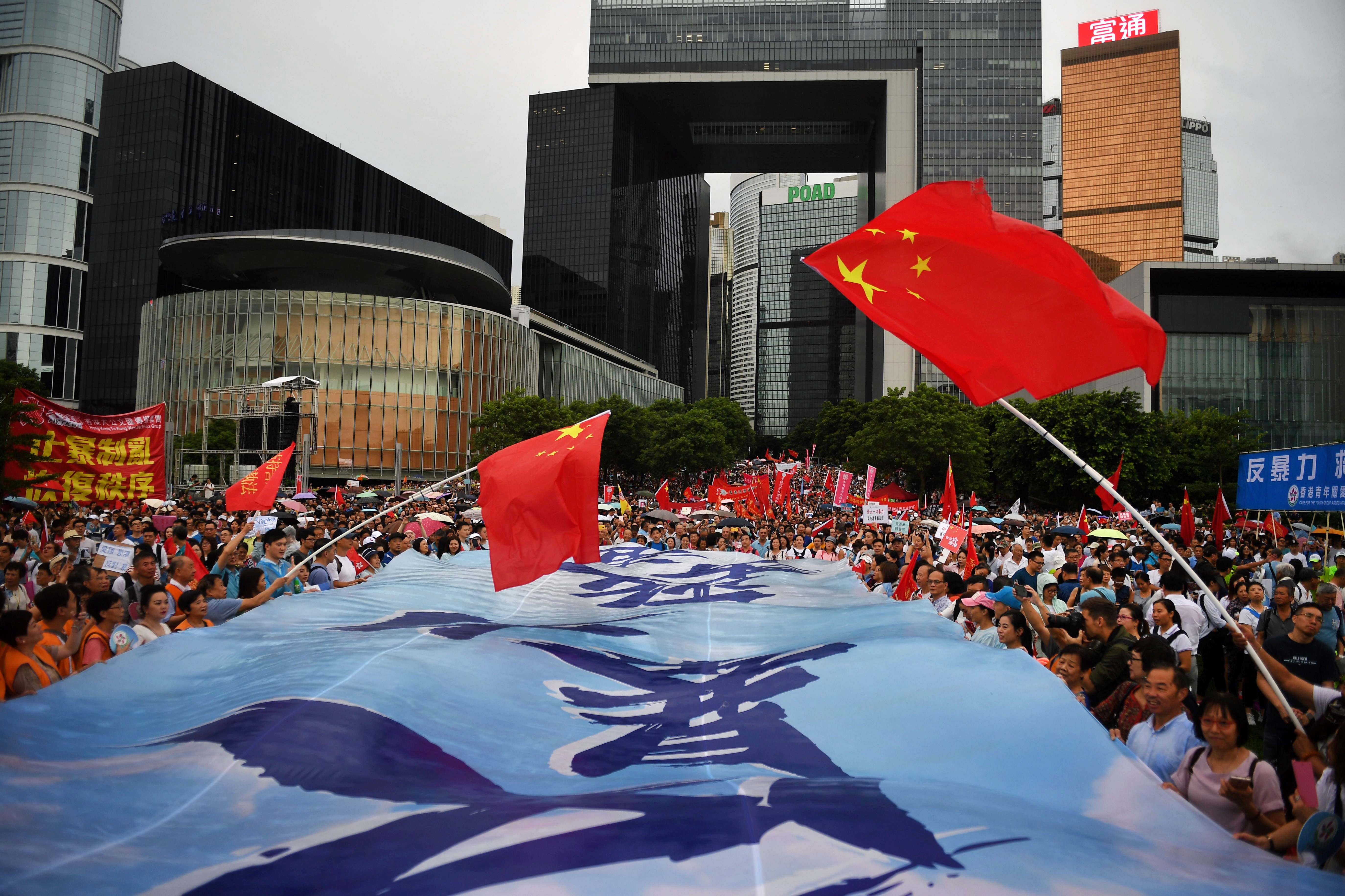 Des partisans pro-Pékin agitent le drapeau national chinois lors d'un rassemblement pro-gouvernemental à Hong Kong