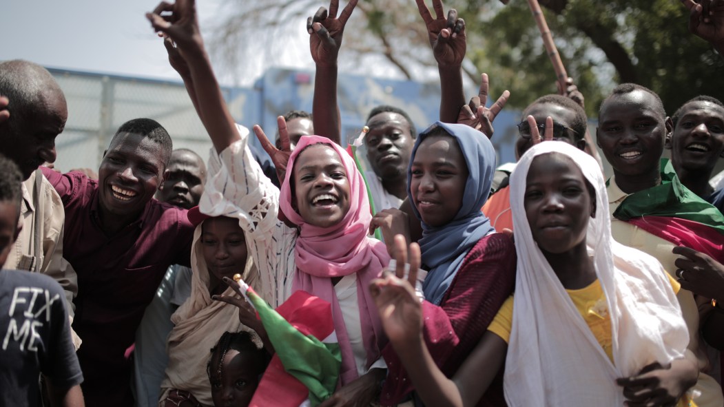 Des hommes et des femmes célèbrent un «nouveau Soudan»
