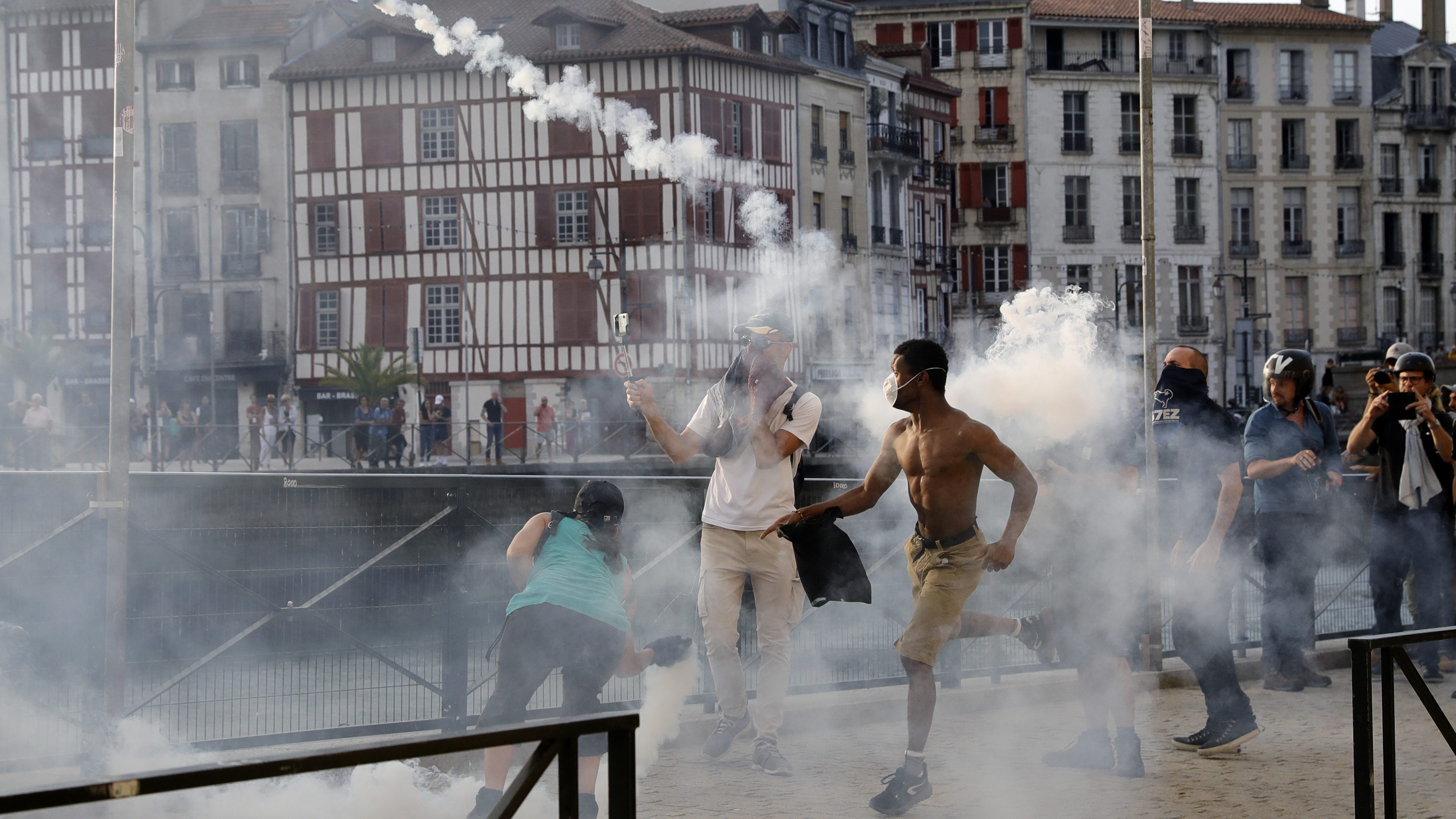 Des manifestations étaient organisées à Bayonne, située à proximité de Biarritz où se tient le G7, en dépit de la forte présence policière.