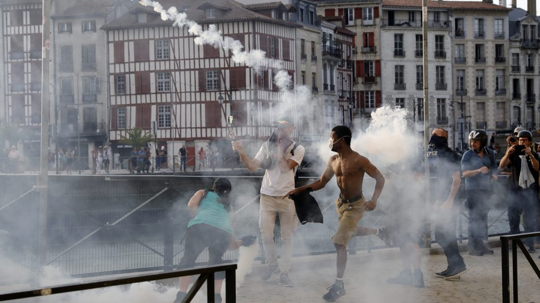 Des manifestations étaient organisées à Bayonne, située à proximité de Biarritz où se tient le G7, en dépit de la forte présence policière.